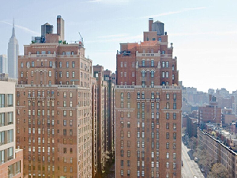 Building Photo - 470 W 24th St