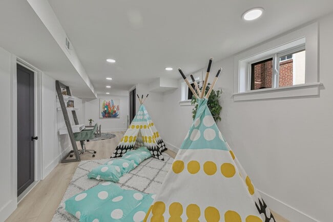 Building Photo - Spacious Fully Renovated Tudor Duplex w/ 3...