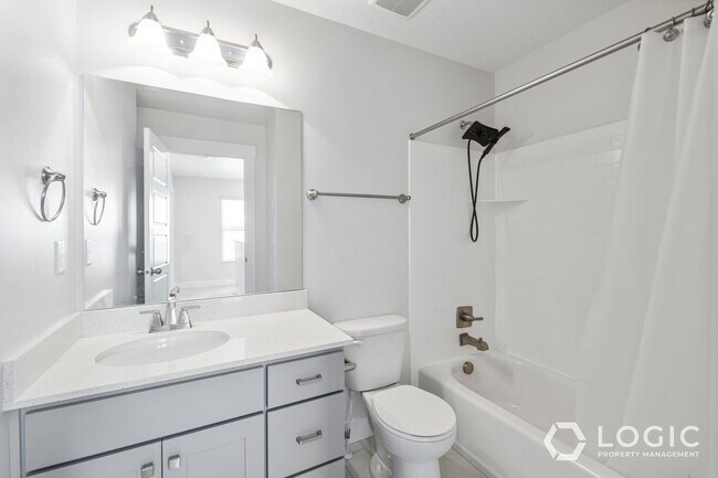 Building Photo - Beautiful Townhome in Amazing Location.