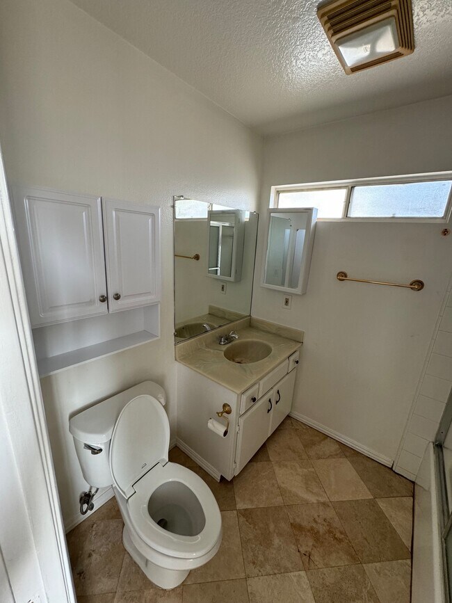 Building Photo - 512 E Lime Ave