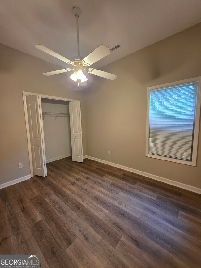 Building Photo - 120 Cloverwood Dr
