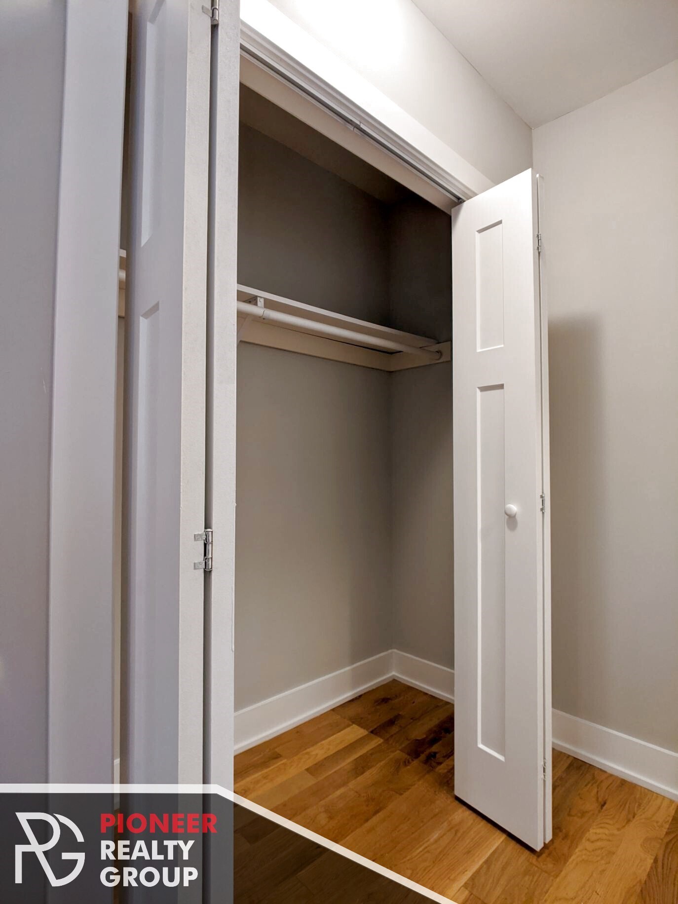 Building Photo - 429 W Roscoe St