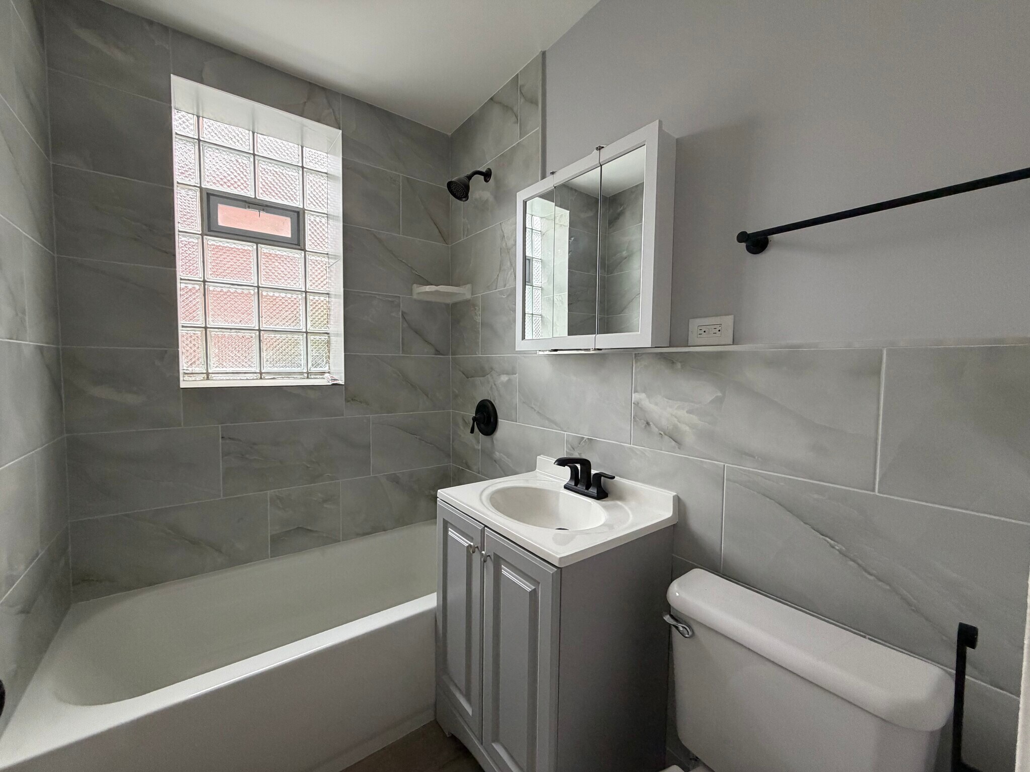 Building Photo - 2417 W Farragut Ave