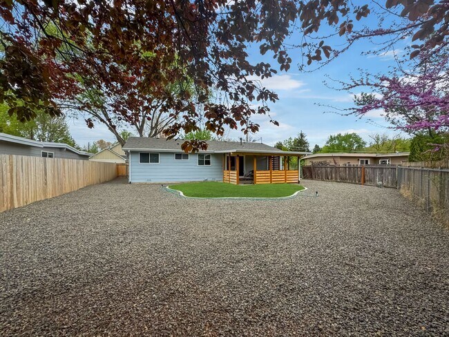 Building Photo - Immaculate Single-Level Home