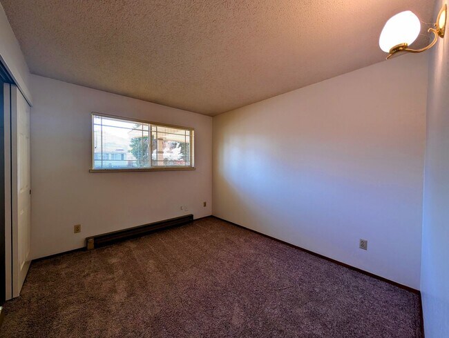 Building Photo - Over Sized 3-Bed, 2.5-Bath SFH w/ 2-Car Garage, & Fenced Backyard!
