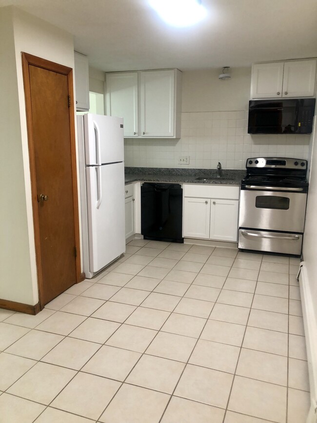 Primary Photo - 900 Lexington St