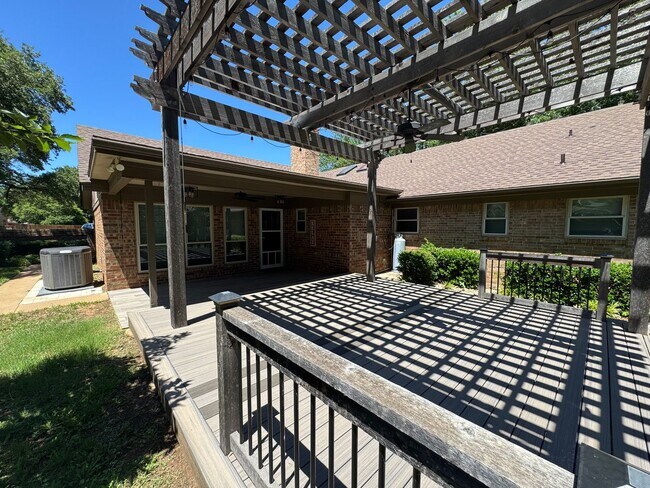 Building Photo - Gorgeous 3/3/2 Home on Spacious Corner Lot...
