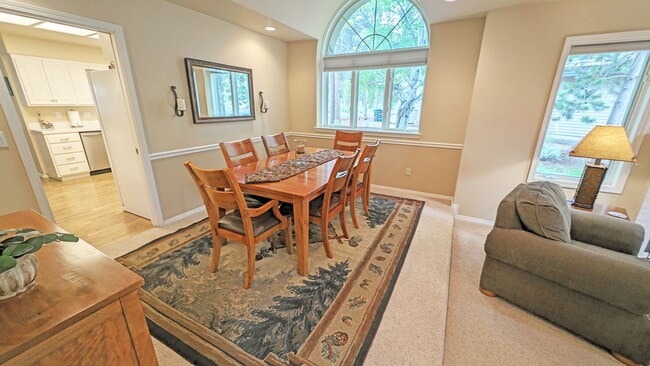Building Photo - Furnished Sunriver 3 Bedroom Home Availabl...