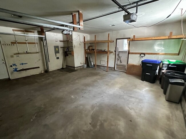 Building Photo - Pet friendly 3Bd 2Ba home close Tahoe Vall...