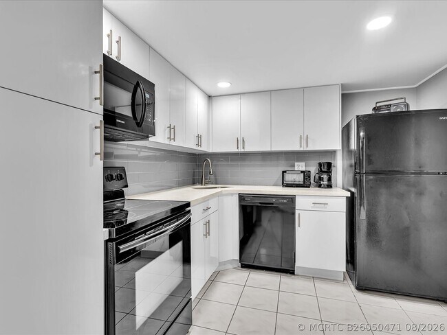 Building Photo - 1410 S Ocean Dr