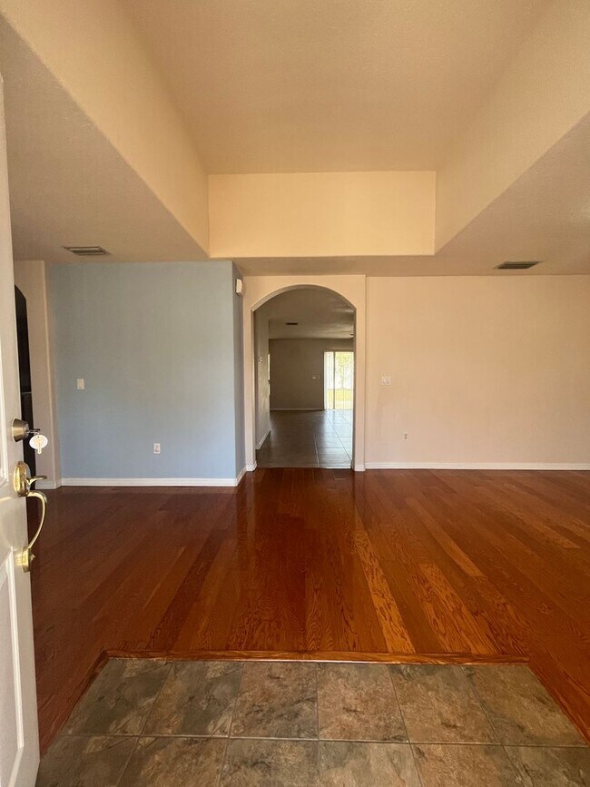 Building Photo - Beautiful Open Floor Plan 4 bedrom 2 Bath!