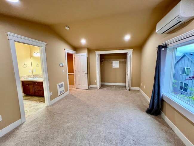 Building Photo - Spacious Greenwood townhouse - Available now!