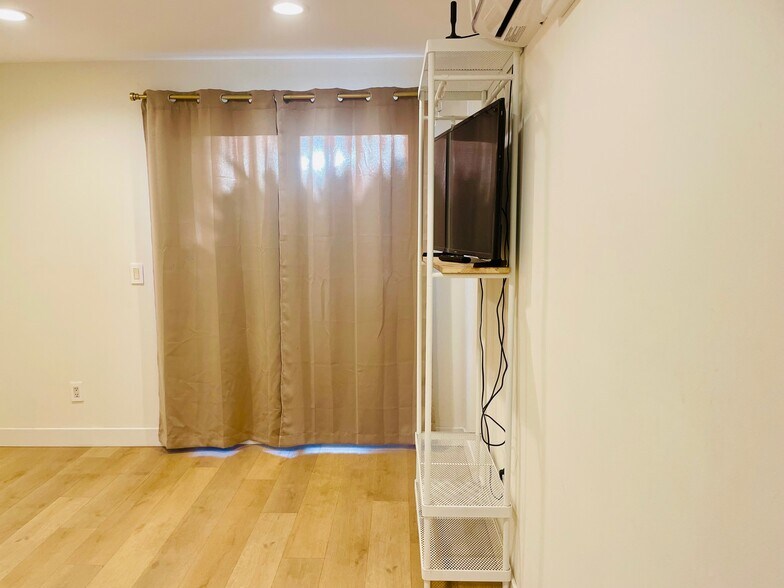 Building Photo - 7034 Yarmouth Ave