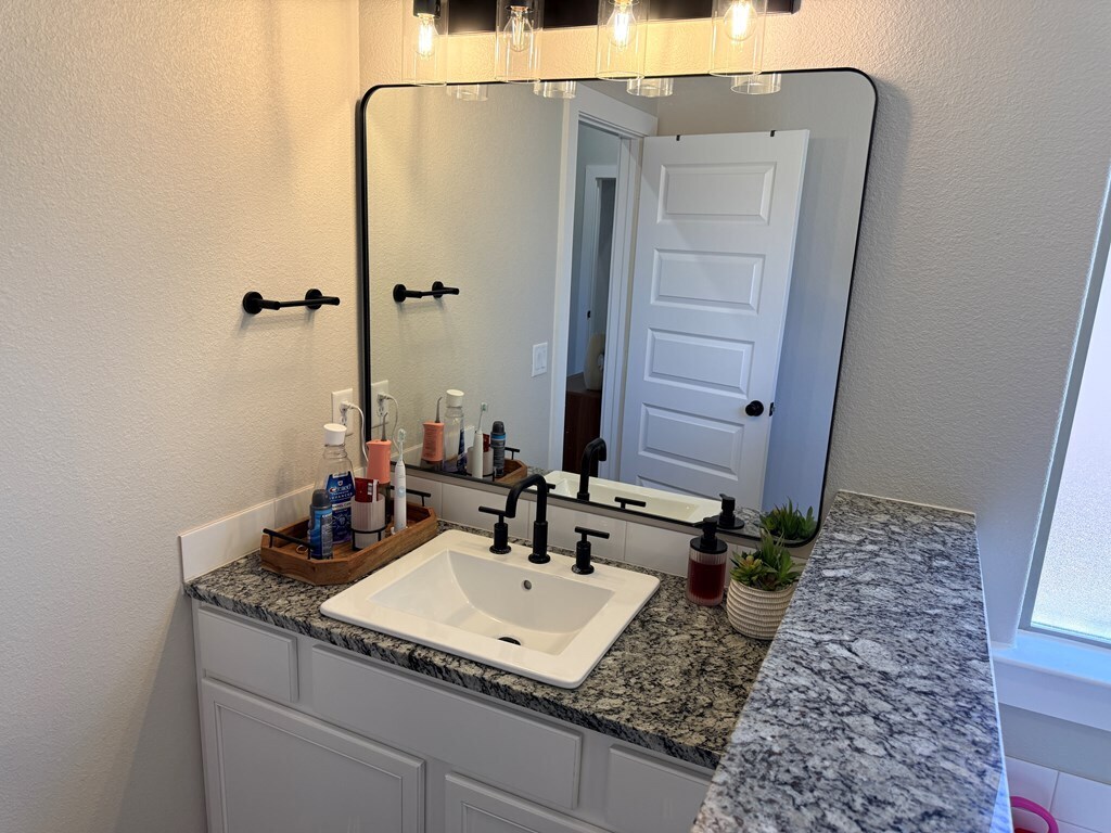 Building Photo - 421 Graze St