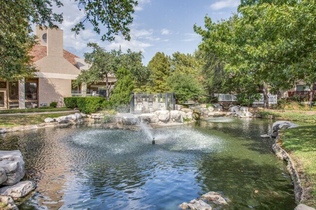 Building Photo - Charming 2 Bed, 2 Bath Condo in North Dall...