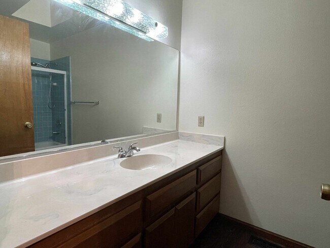 Building Photo - 3 bedroom 3 bath plus a large room downstairs in Lake Wildwood, Penn Valley, CA