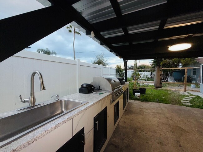 Building Photo - 2615 N Beaumont Ave