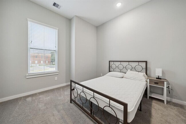 Building Photo - 8470 Berry Grn Ln