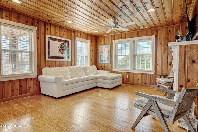 Building Photo - 2681 Island Dr