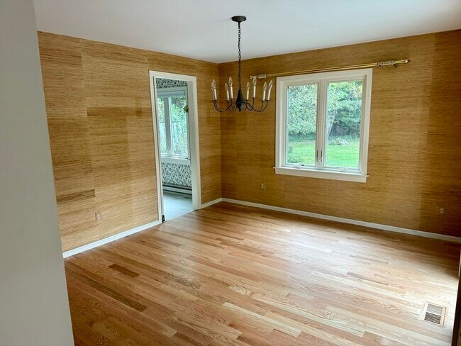 Building Photo - 5 Daybreak