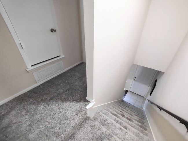 Building Photo - 2 Bedroom 2.5 bath apartment in residential south Denton area. Ecellent location.