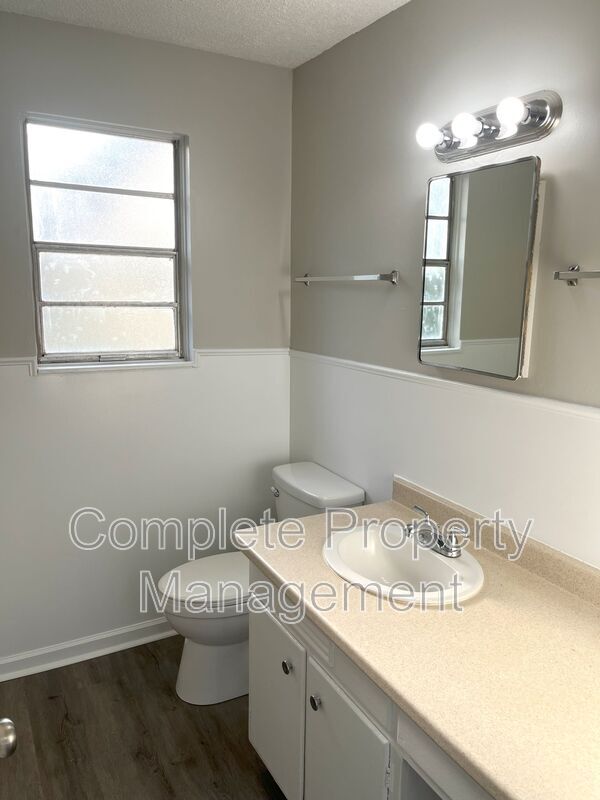 Building Photo - 1108 Hall St