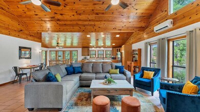 Building Photo - 302 Shangrila Ln