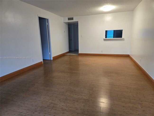 Building Photo - 950 Hillcrest Dr