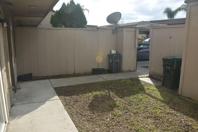 Building Photo - Antioch 3 bedroom, 1 1/2 bath, 2 story tow...