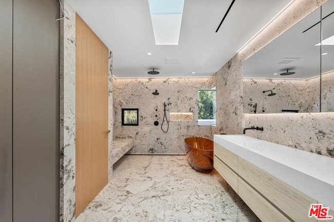 Building Photo - 2501 Banyan Dr