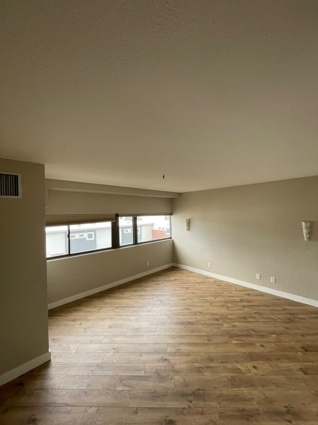 Building Photo - 100 Park Ave W