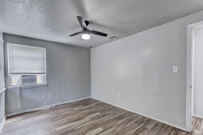 Building Photo - Newly Renovated  4 bedroom 1 bath