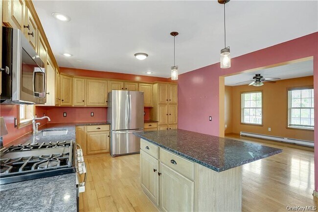 Building Photo - 1 Tomkins Ave