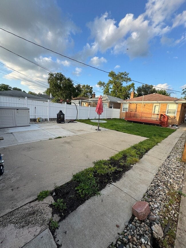 Building Photo - 6320 N Kildare Ave
