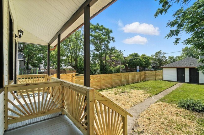 Building Photo - 887-889 E Livingston Ave