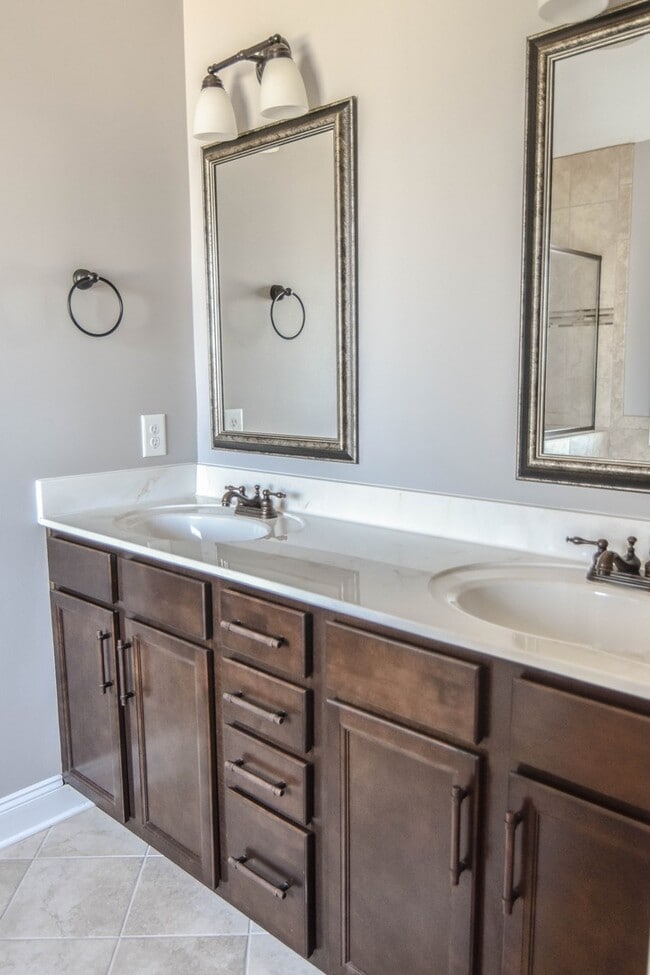 Building Photo - Dog Friendly Three Bedroom in Rossview!