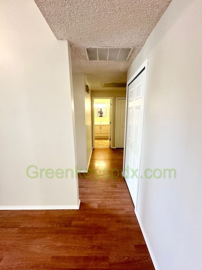Building Photo - Gorgeous 4 Bedroom 2 Bath with Fully Fence...