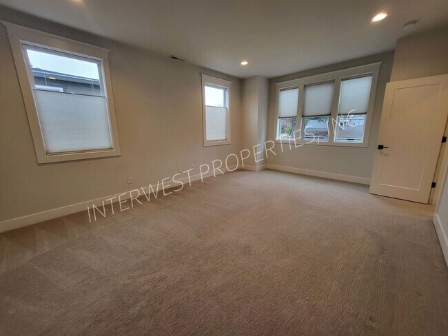 Building Photo - 4 bd 3.5ba dream home in the heart of the Woodlawn District w/Washer/Dryer, Garage & Gas Fireplace!