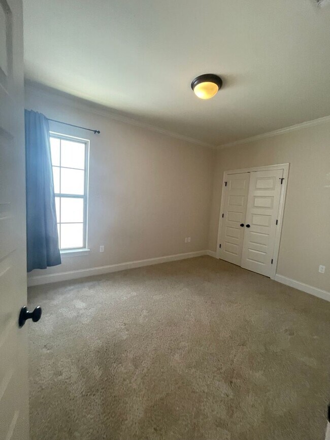 Building Photo - 3 Bedroom House off Nicholson with Community Pool