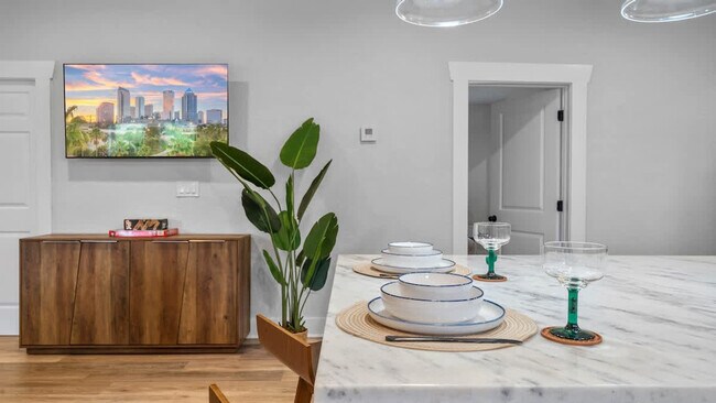 Building Photo - 1007 E Comanche Ave