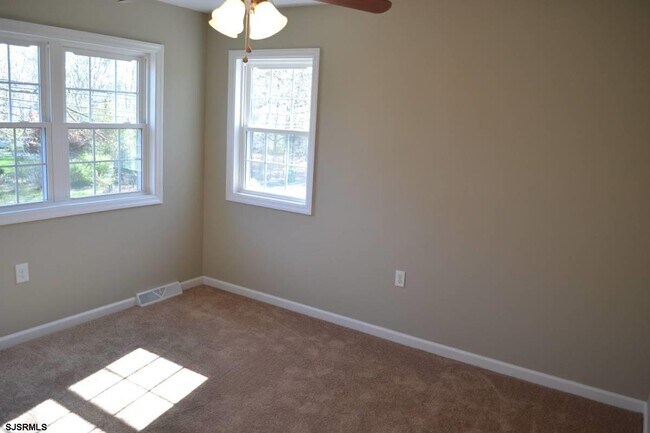 Building Photo - 321 Dogwood Ave