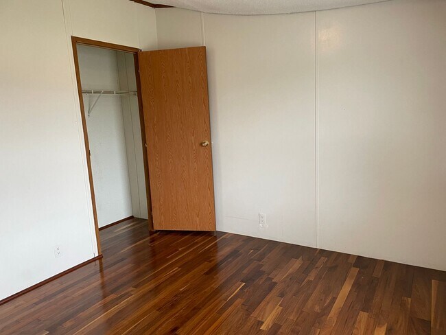Building Photo - Three Bedroom Trailer Home in Rhodhiss Wit...