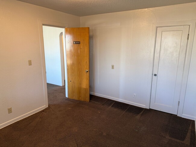Building Photo - 2 bed, 1 bath house in Springfield