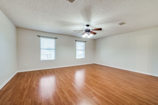 Building Photo - 2528 Red Oak Dr