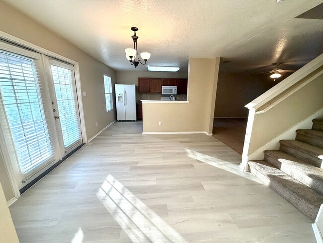 Building Photo - Spacious 3 Bed / 2.5 Bath Home with Large Yard & Lawn Care Included