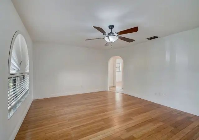 Building Photo - 1029 SE 18th Pl