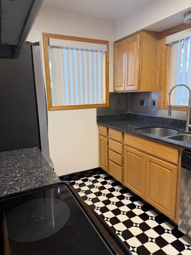 Building Photo - 1702 Winchell Ave