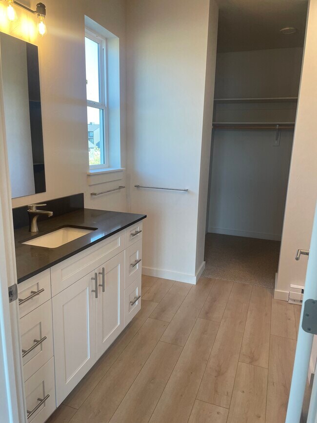 Building Photo - 2221 Willow Dr