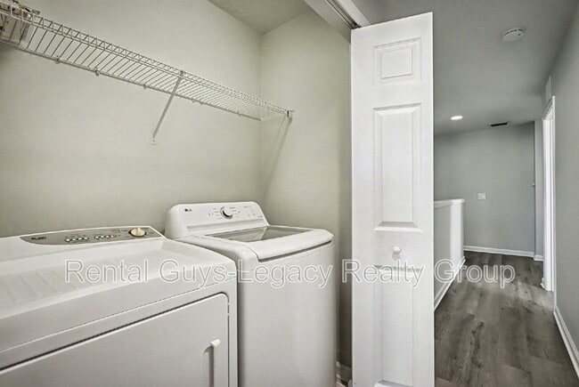 Building Photo - 6986 Roundleaf Dr