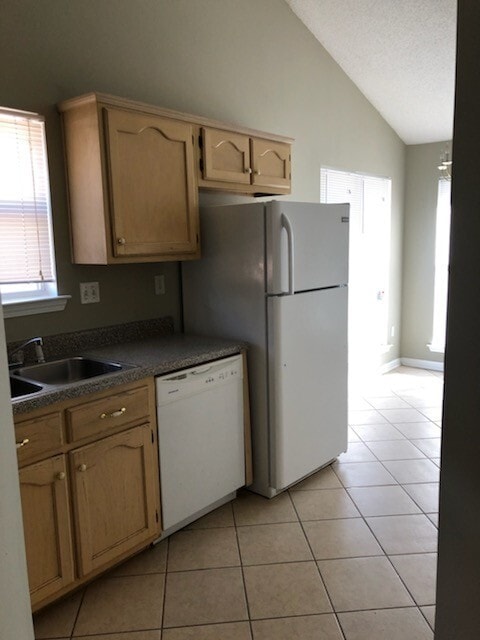 Building Photo - Renovated 2 Bedroom 2 Bath Home for Rent!